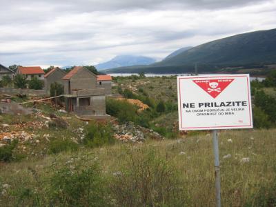 Près de Hrvace. panneau signalant le danger des mines.