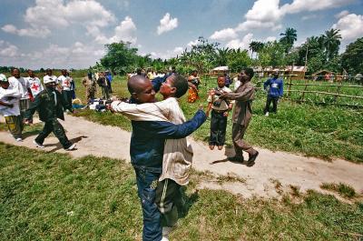 Province du Sud Kivu, ville de Shabunda. Sept anciens enfants soldats retrouvent leur famille avec l'aide du CICR.